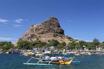 Fototapeta premium Mariveles, Sisiman Hafen und im Hintergrund der San Miguel Fels, Bataan, Philippinen