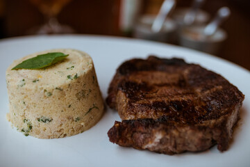 Prato de carne com farofa