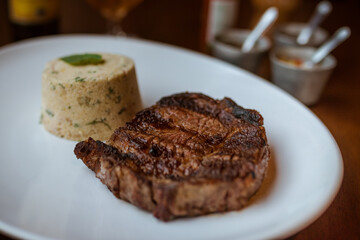 Filé argentino com farofa