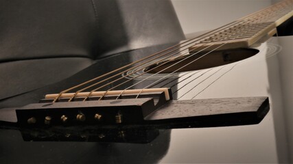 Guitarra acústica negra. Detalle de las cuerda. Black acoustic guitar, metal strings. 