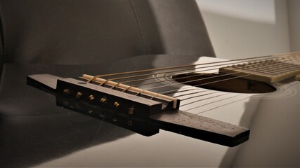 Guitarra acústica negra. Detalle de las cuerda. Black acoustic guitar, metal strings. 