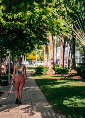 Obraz na płótnie Canvas woman walking in the park sport life people garden miami florida 