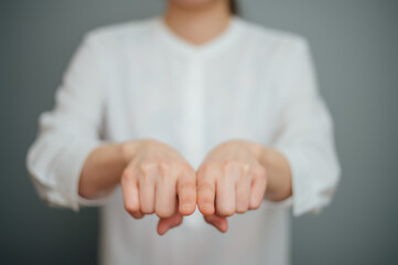 【手話】（女性）「一緒」