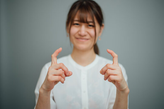 【手話】（女性）「挨拶」