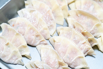 餃子を作っている写真。手作り餃子の写真。