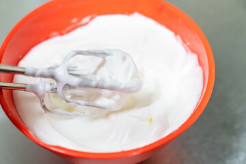 生クリームをミキサーで泡立てている写真。