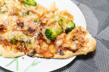 美味しそうな手作りピザの写真。調理中。