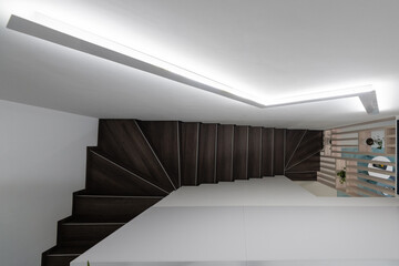 Obraz premium Brown stairway in contemporary apartment from above