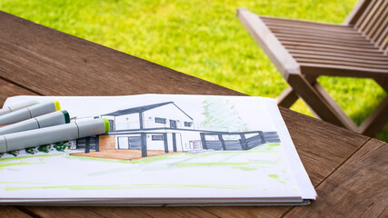 Gartengestaltung - Planung vor Ort - Zeichnung von Haus und Garten liegt mit Stiften auf einem...