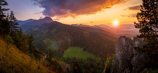 Fototapeta Zachód słońca nad Tatrami podziwiany z Nosala. Zakopane - Kalatówki, Dolina Bystrej obraz