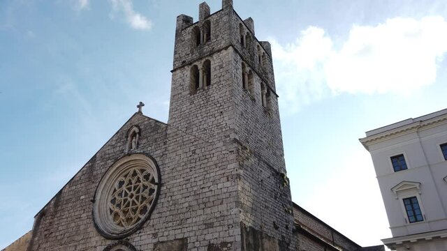 veduta dell'antica chiesa, in stile romanico, sita al centro della cittadina di Alatri, in provincia di Frosinone.