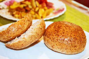 Bread to zawkaku. Appetizing buns with bran on the plate.