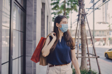 Fototapeta premium Young woman with shopping bags. Happy woman with shopping bags enjoying in shopping. lifestyle concept. Fashion woman with shopping bags walking on street.