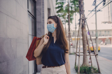 Young woman with shopping bags. Happy woman with shopping bags enjoying in shopping. lifestyle concept. Fashion woman with shopping bags walking on street.