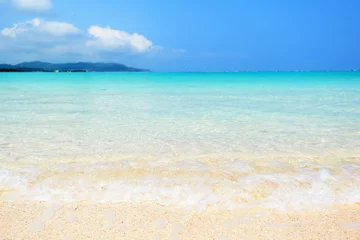 Fototapeten 沖縄の白い砂浜と青い海 © Liza5450
