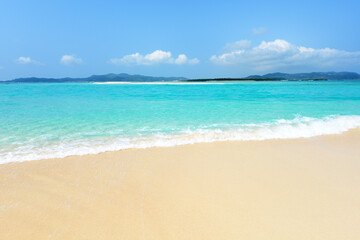 沖縄の白い砂浜と青い海