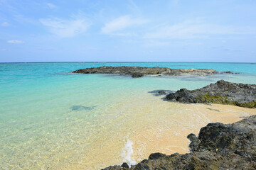 沖縄の白い砂浜と青い海