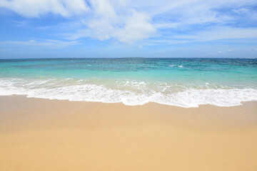 沖縄の白い砂浜と青い海