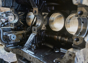 Fototapeta premium Motor de carro desarmado recién reparado y limpio sin pistones con los cilindros destapados