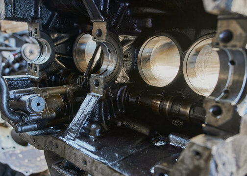 Motor de carro desarmado reci&eacute;n reparado y limpio sin pistones con los cilindros destapados