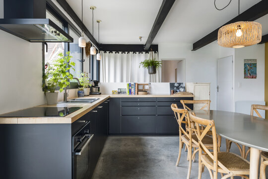 Cuisine d'une ancienne grange r&eacute;am&eacute;nag&eacute;e par un architecte d'int&eacute;rieur. Image ax&eacute; sur la d&eacute;coration et les mat&eacute;riaux.