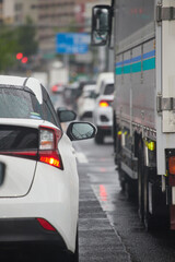 Naklejka premium 雨の通勤時間の渋滞の車の列