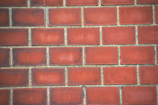 覆輪目地仕上げの赤煉瓦作りの外塀。歴史的建造物。

