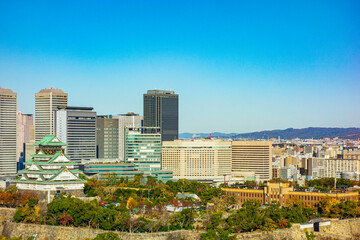 Naklejka premium 城と高層ビルが隣接している大阪ビジネス街の風景