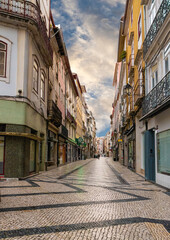 Rua Ferreira Borges na baixa comercial de Coimbra ao amanhecer