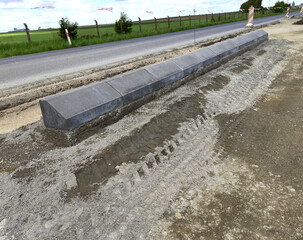 Roboty na drodze. Krawężnik na ławie betonowej © WalDec
