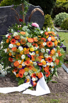 Herzform Trauerkranz auf einem frischen Grab, Grabgestaltung, provisorischer Grabhügel