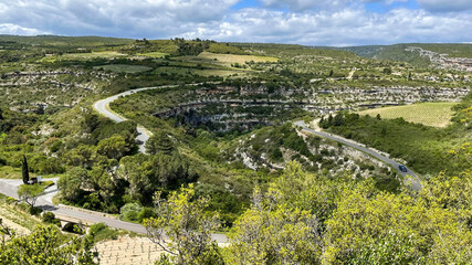 Fototapeta na wymiar La cité de Minerve avec son canyon, la vieille ville et le vignoble du minervois