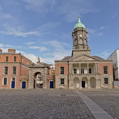 Obraz premium Inner court with gate and Bedford bell tower of Dublin castle, ireland