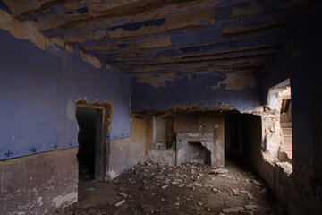 Fototapeta na wymiar Interior de una casa abandonada en ruinas.