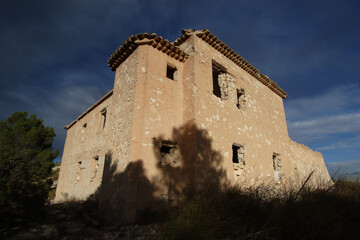 Casa abandonada iluminada por el sol del atardecer.