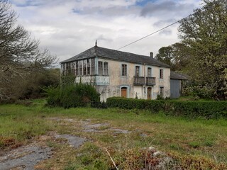 Vivienda de estilo colonial en una aldea al nordeste de Galicia