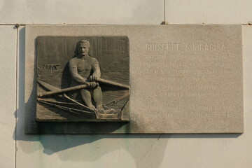 La lapide dedicata al canottiere Giuseppe Sinigaglia all'esterno dello stadio a lui dedicato a Como.