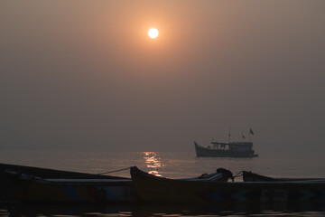Obraz premium closeup shot of boats in silhouette at Madh island in India