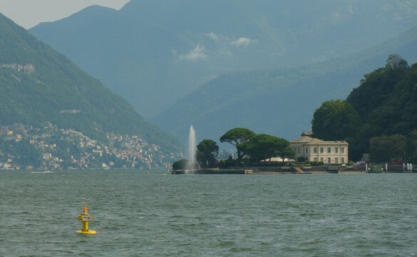 Panorama del lago di Como con Villa Geno.