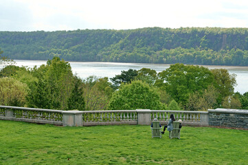 Urban oasis, Wave Hill's 28 acres sit high above Hudson River with sweeping views - obrazy, fototapety, plakaty