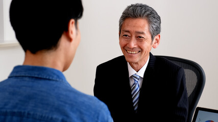 若い人材と面談をするシニア社長