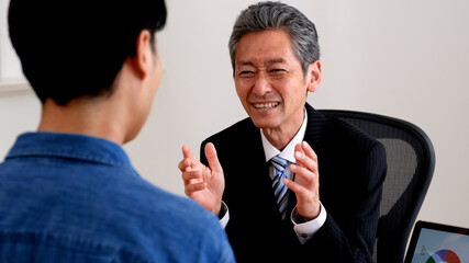 若い人材と面談をするシニア社長