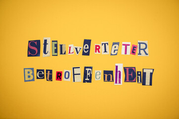 Ausgeschnittene Zeitungsbuchstaben auf neutralem Hintergrund bilden das Wort...