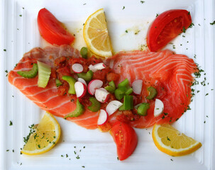 Saumon cru marin&eacute; et ses petits l&eacute;gumes
