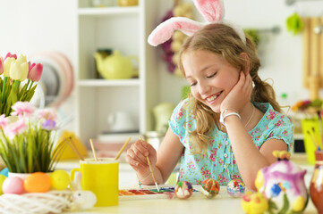 Obraz na płótnie Canvas girl is preparing for Easter