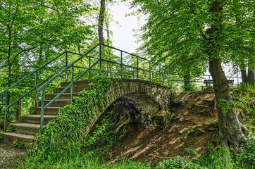 Brücke zu einem Aussichtspunkt in einem Park in Hattingen Blankenstein