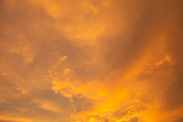 The sun shines through the clouds in the evening.