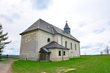 Fototapeta na wymiar Kirche und Friedhof in Böhmen Cssr 