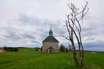 Fototapeta premium Kirche und Friedhof in Böhmen Cssr 