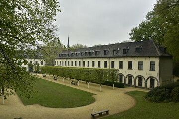 Les bâtiments imposants de l'abbaye de la Cambres avec ses jardins luxuriants qui les entourent en plein coeur du tissus urbain bruxellois 